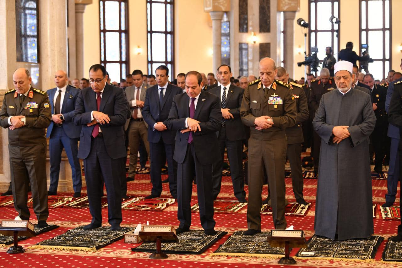 السيسي يؤدي صلاة الجمعة بمسجد المشير طنطاوي