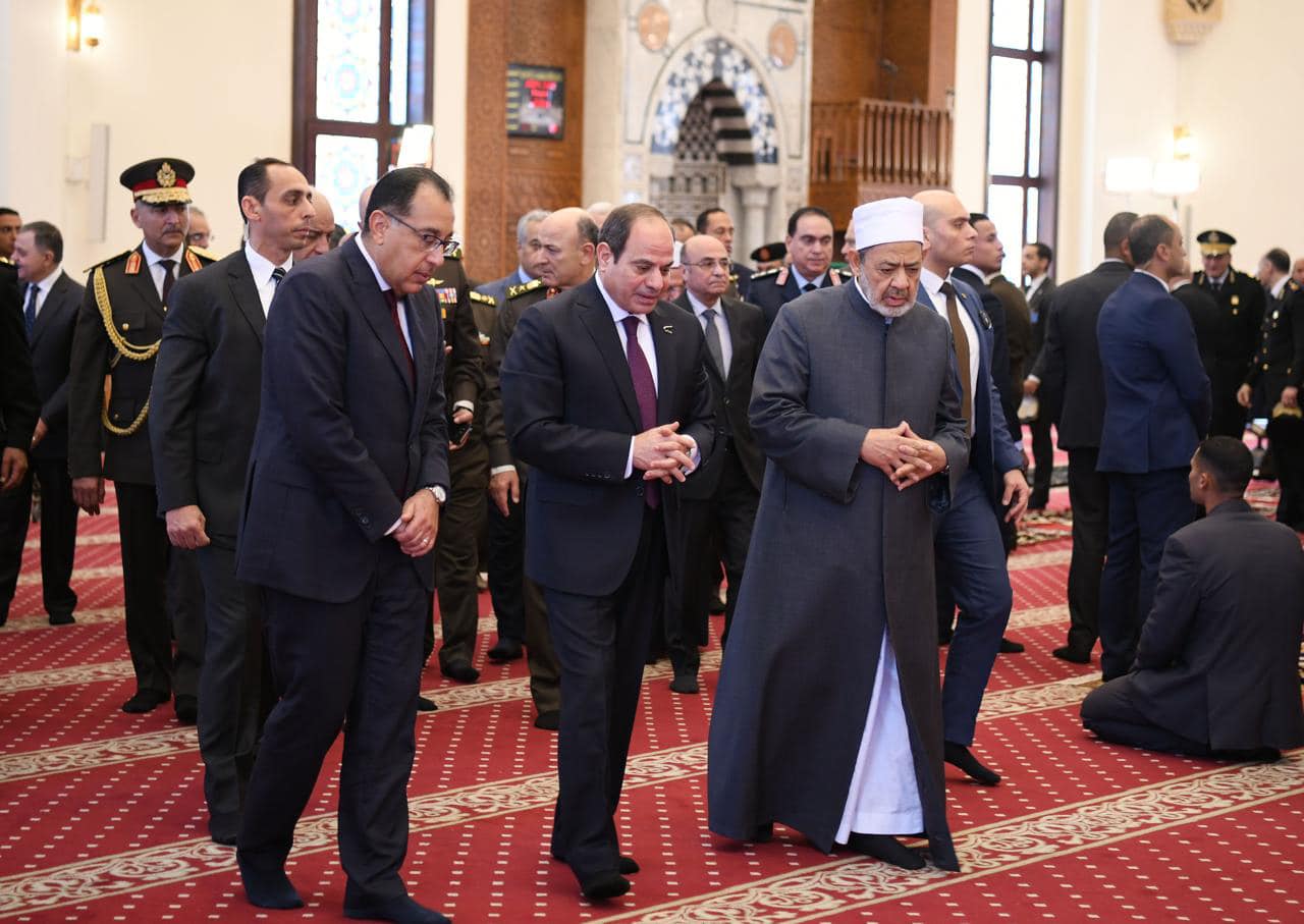 السيسي يؤدي صلاة الجمعة بمسجد المشير طنطاوي