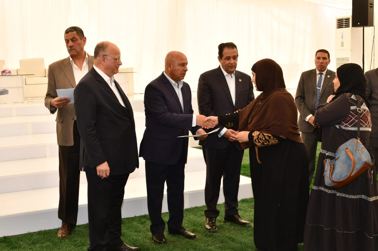 وزير النقل يسلم شقق جديدة لمتضرري مشروع القطار الكهربائي