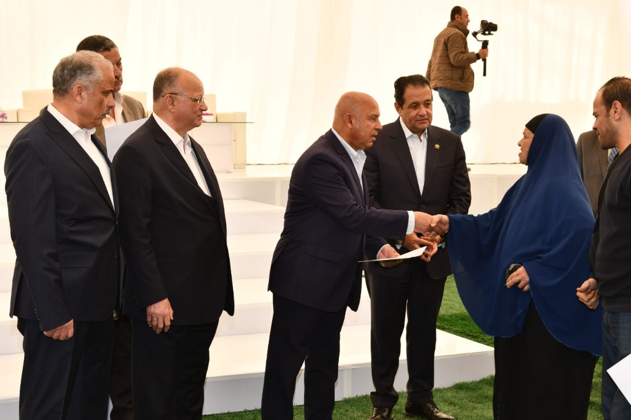 وزير النقل يسلم شقق جديدة لمتضرري مشروع القطار الكهربائي