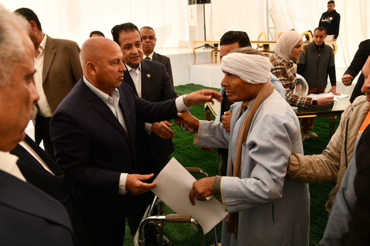 وزير النقل يسلم شقق جديدة لمتضرري مشروع القطار الكهربائي