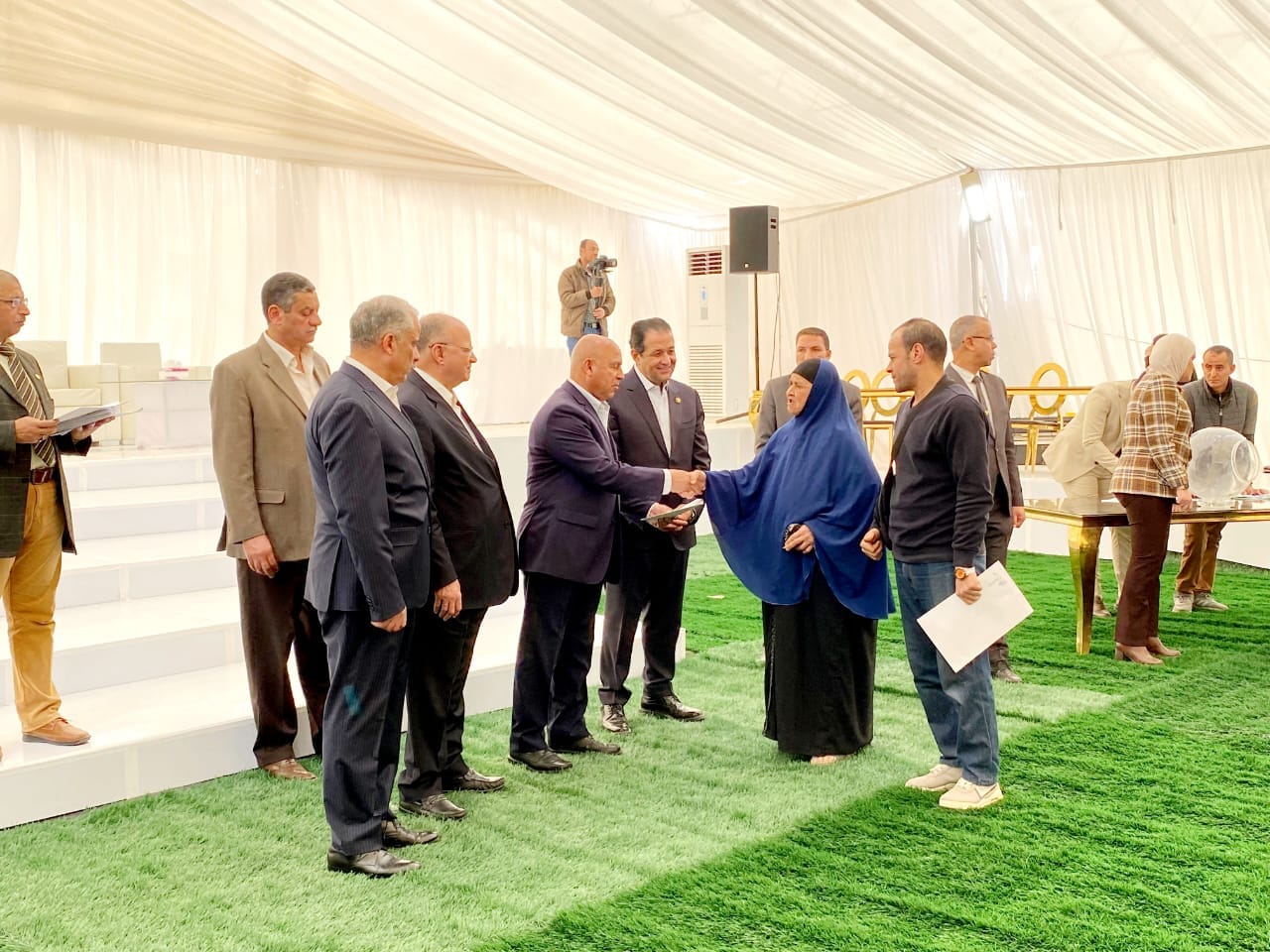 وزير النقل يسلم شقق جديدة لمتضرري مشروع القطار الكهربائي