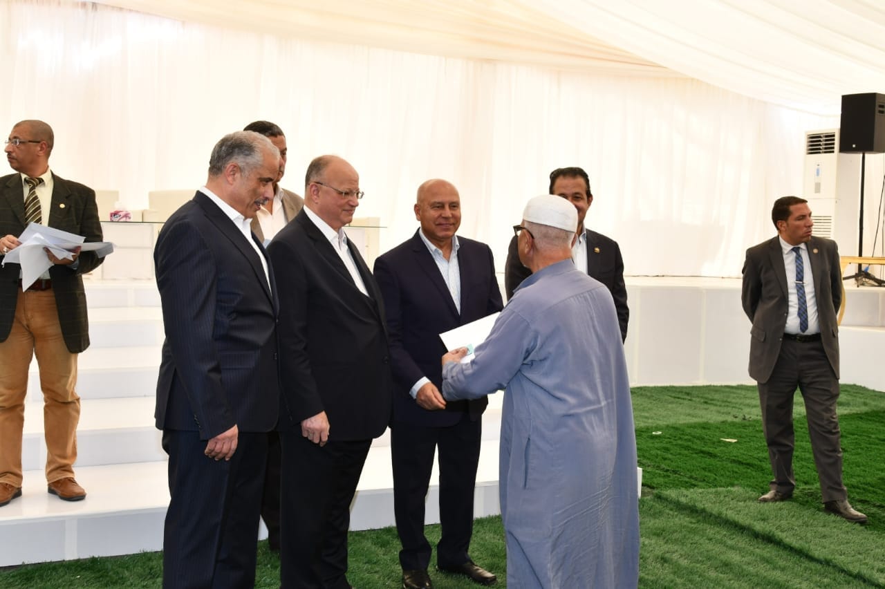 وزير النقل يسلم شقق جديدة لمتضرري مشروع القطار الكهربائي
