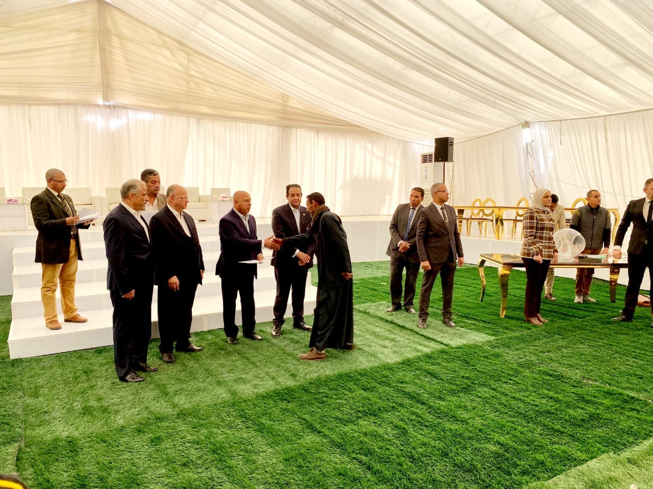 وزير النقل يسلم شقق جديدة لمتضرري مشروع القطار الكهربائي
