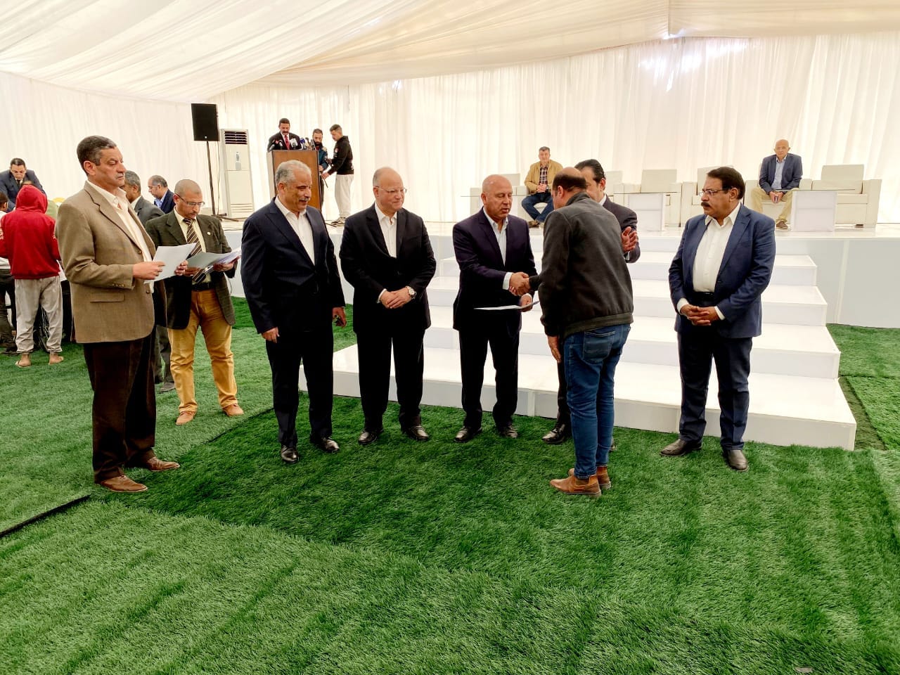 وزير النقل يسلم شقق جديدة لمتضرري مشروع القطار الكهربائي