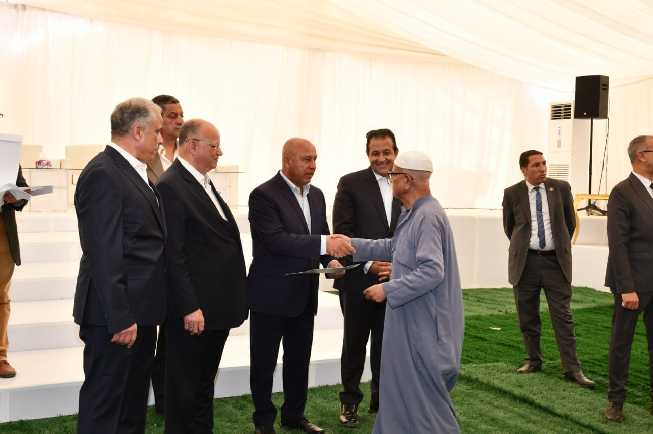 وزير النقل يسلم شقق جديدة لمتضرري مشروع القطار الكهربائي