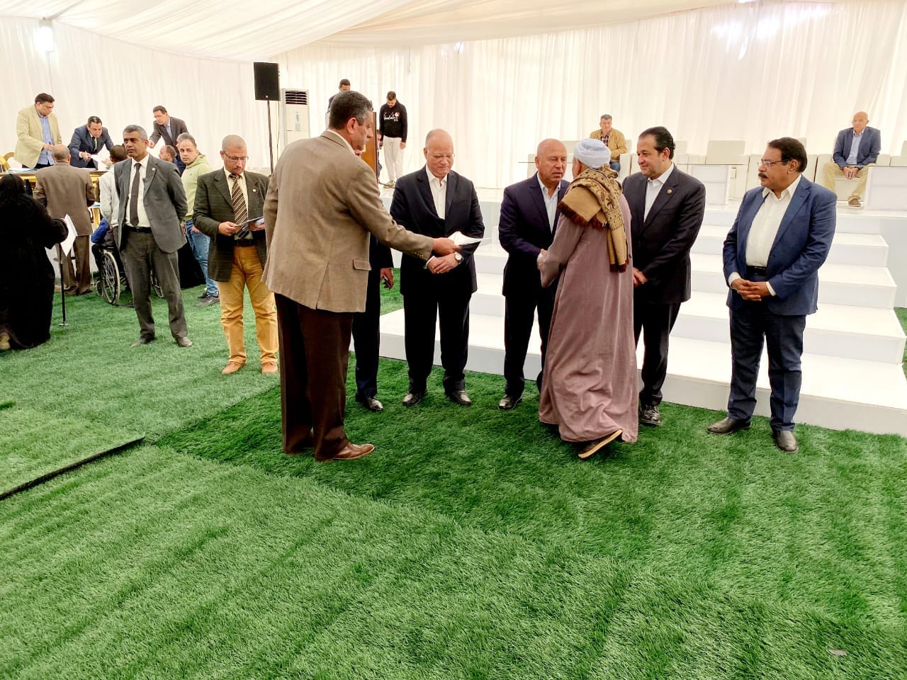 وزير النقل يسلم شقق جديدة لمتضرري مشروع القطار الكهربائي