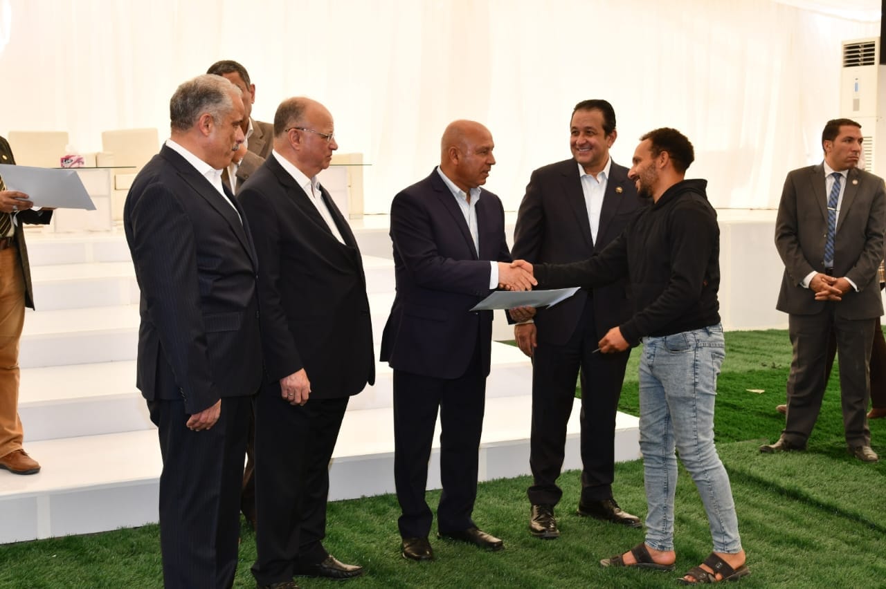 وزير النقل يسلم شقق جديدة لمتضرري مشروع القطار الكهربائي