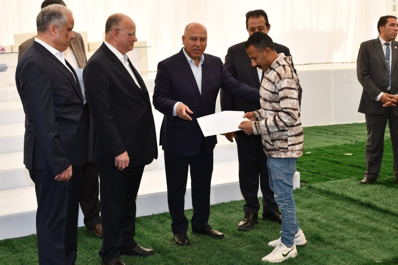 وزير النقل يسلم شقق جديدة لمتضرري مشروع القطار الكهربائي