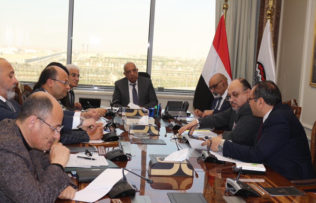 عصمت في اجتماع مع رئيسا التأمين الاجتماعي والتأمين الصحي
