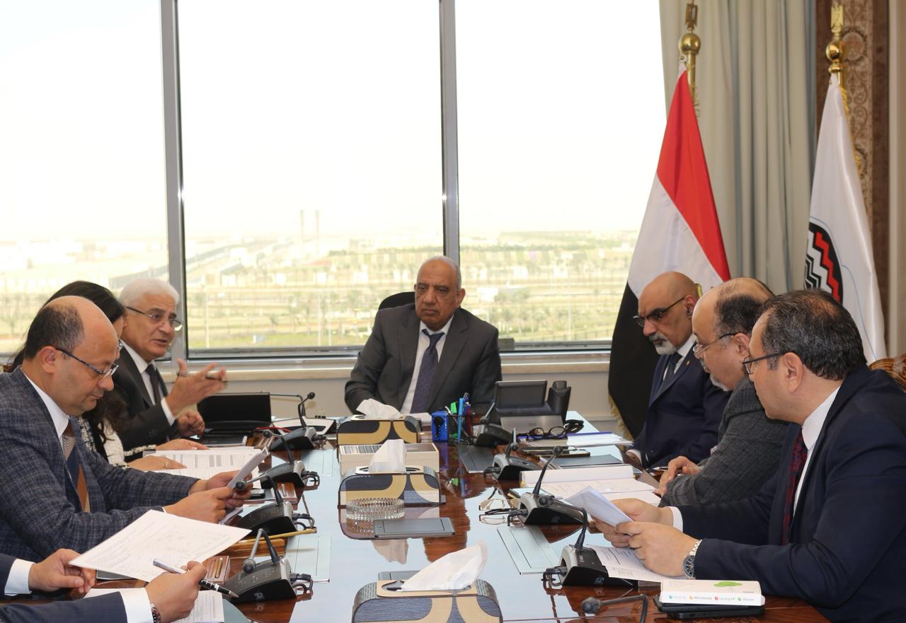 عصمت في اجتماع مع رئيسا التأمين الاجتماعي والتأمين الصحي