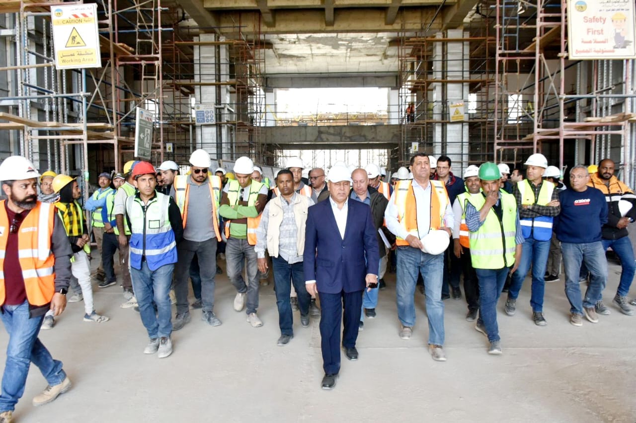 الوزير يتابع مشروع الخط الاول لشبكة القطار الكهربائي السريع