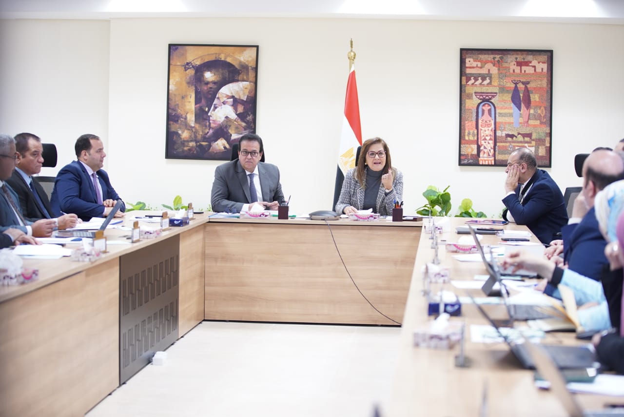 وزيرا التخطيط والصحة يناقشان الخطة الاستثمارية