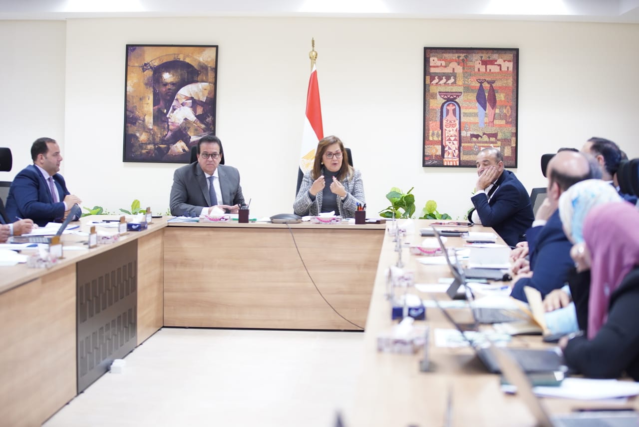 وزيرا التخطيط والصحة يناقشان الخطة الاستثمارية
