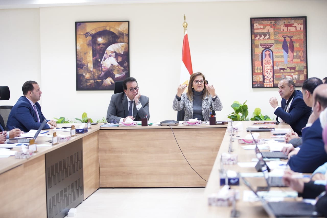 وزيرا التخطيط والصحة يناقشان الخطة الاستثمارية