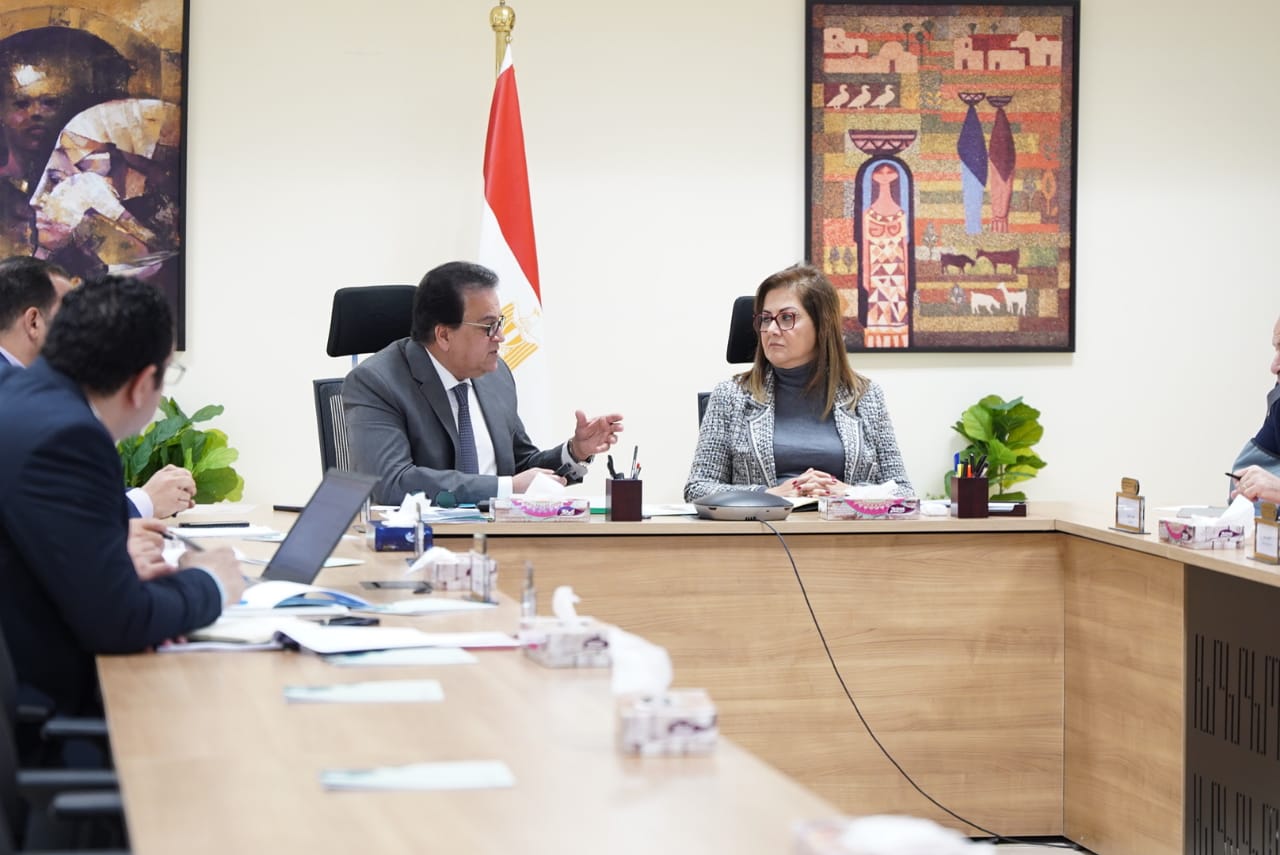 وزيرا التخطيط والصحة يناقشان الخطة الاستثمارية