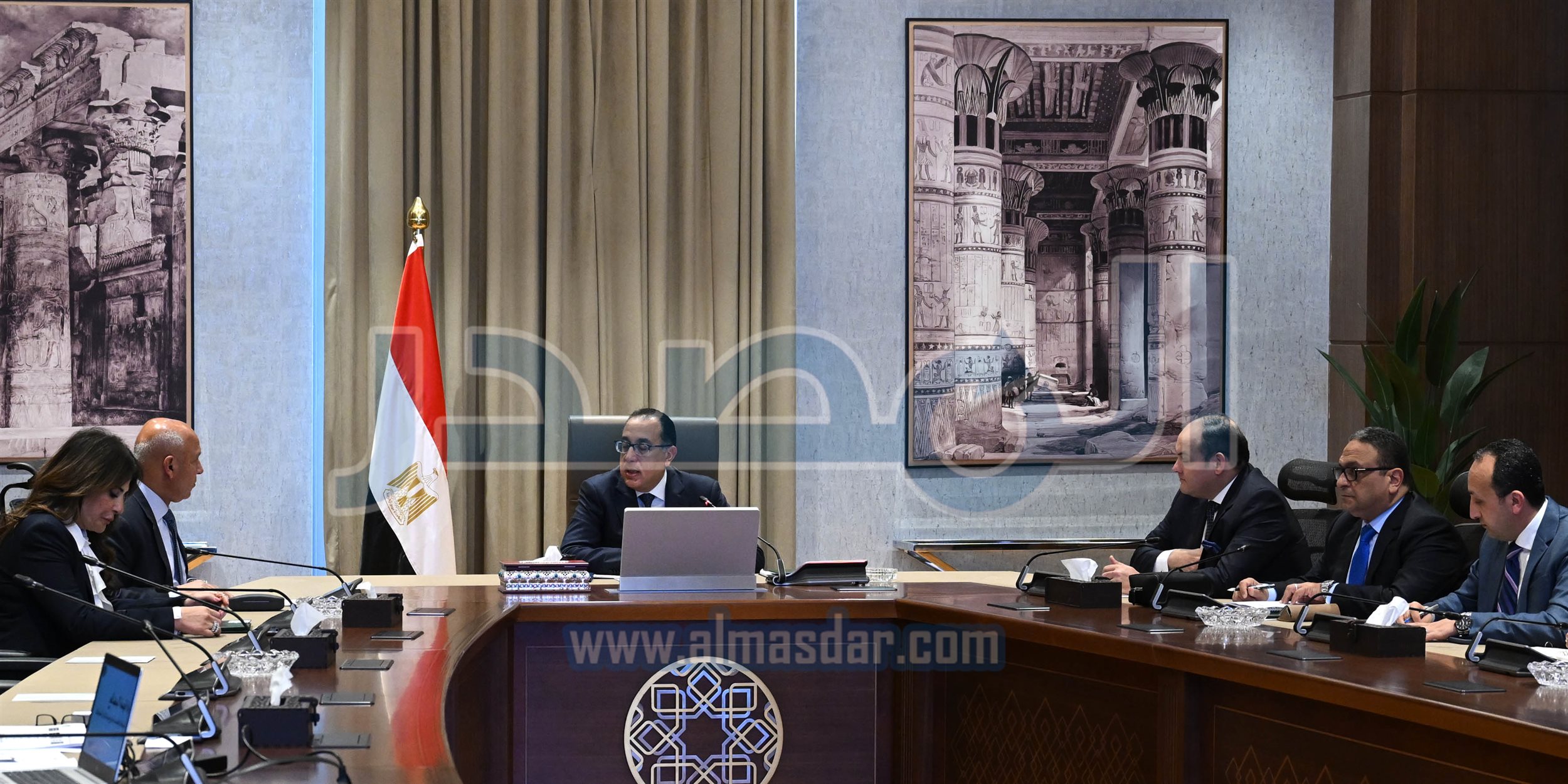 رئيس الوزراء يتابع الموقف التنفيذي للإفراج الجمركي بالموانئ