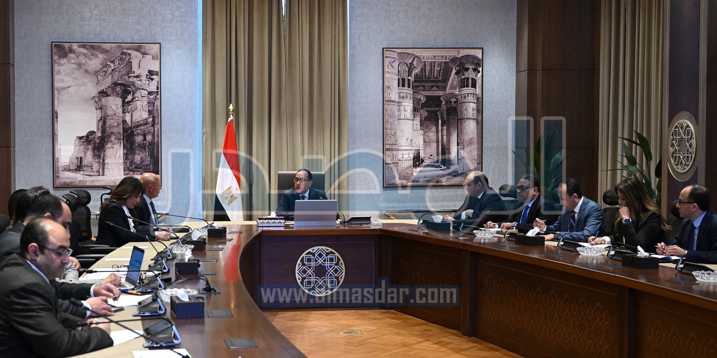 رئيس الوزراء يتابع الموقف التنفيذي للإفراج الجمركي بالموانئ