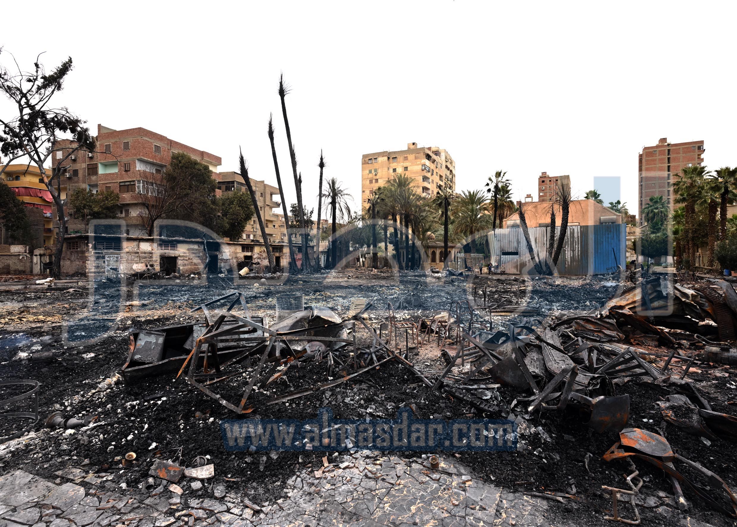 رئيس الوزراء يتفقد موقع حريق العمرانية