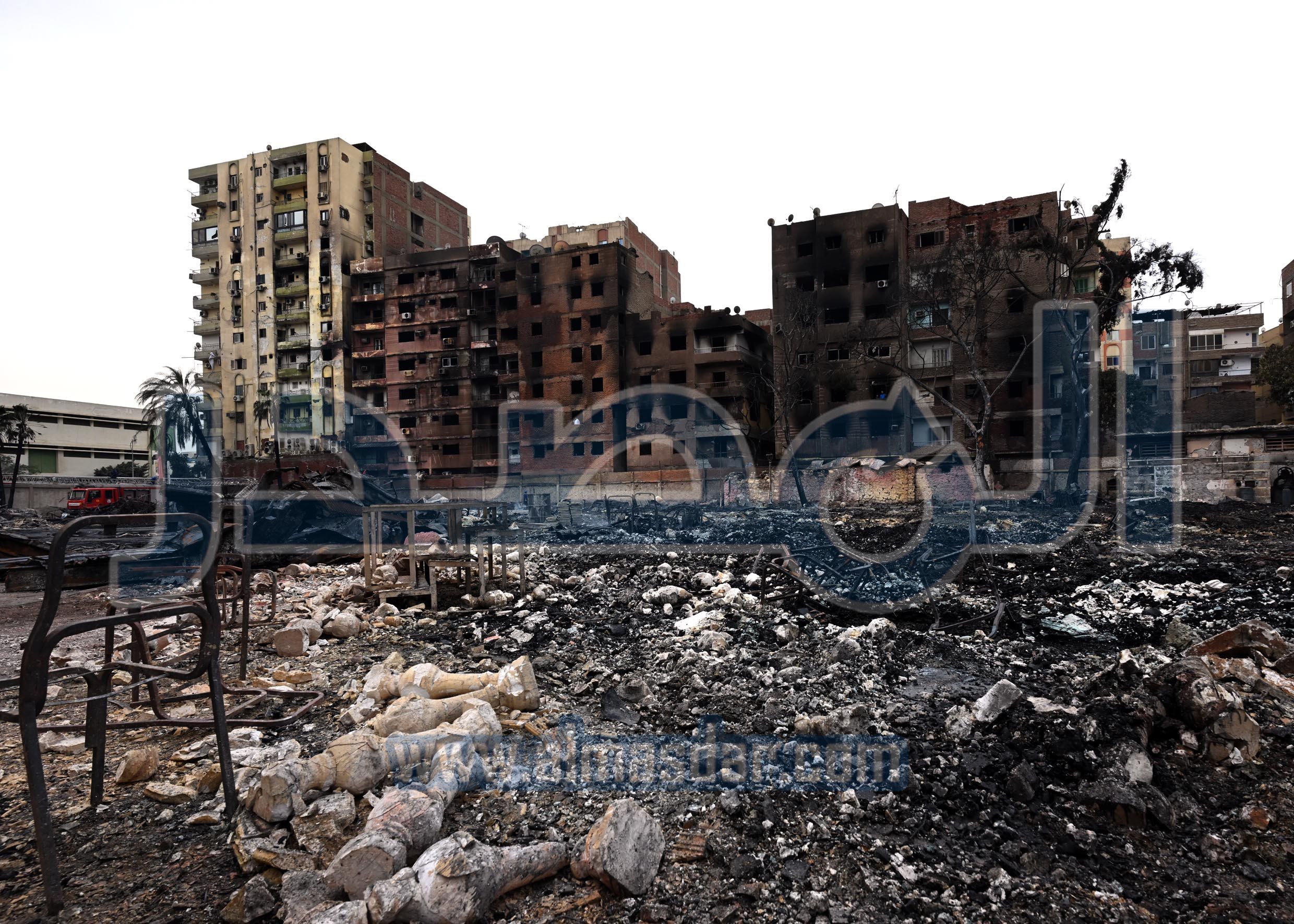 رئيس الوزراء يتفقد موقع حريق العمرانية