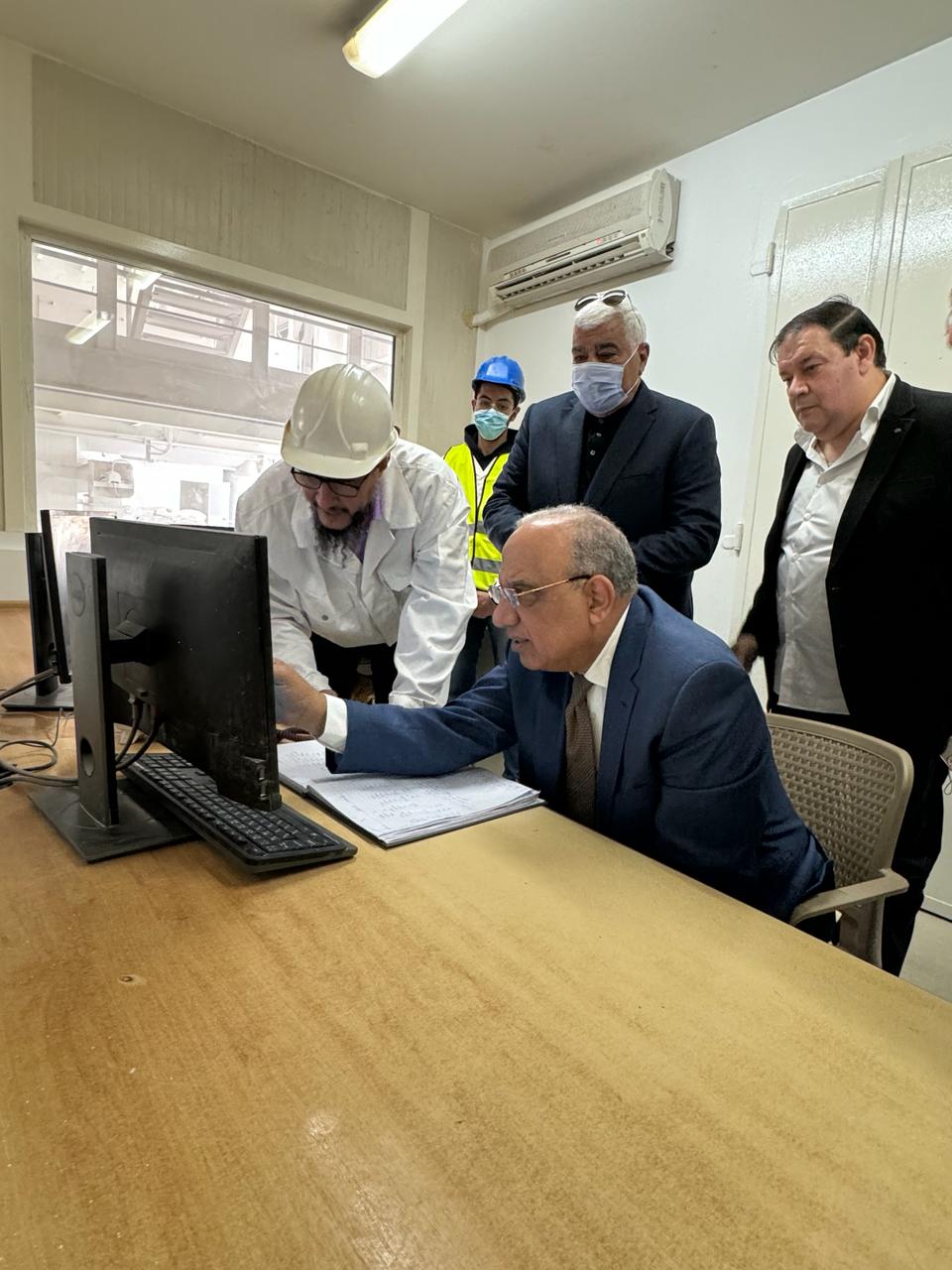 وزير قطاع الأعمال العام يزور مصانع شركة