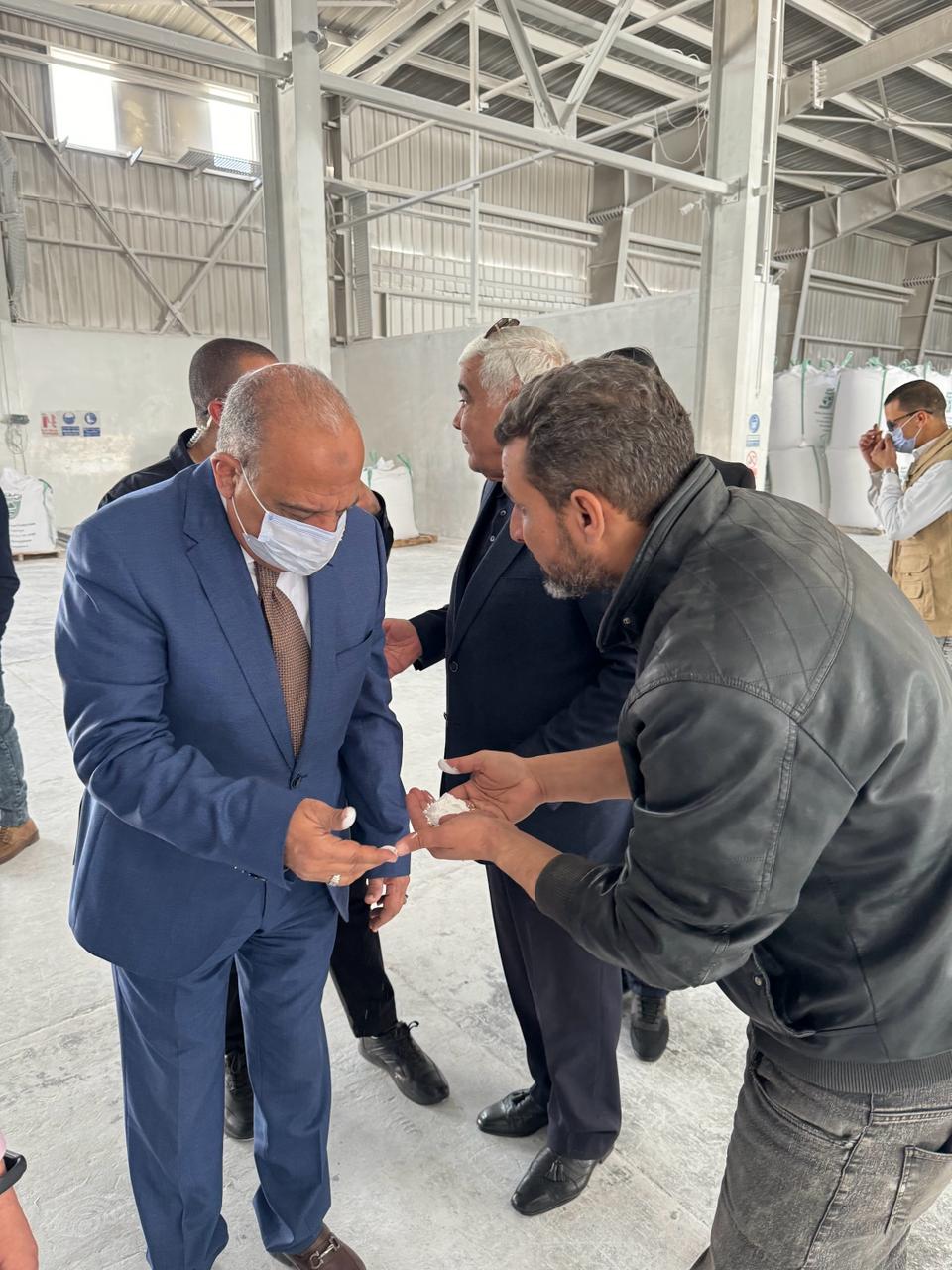وزير قطاع الأعمال العام يزور مصانع شركة