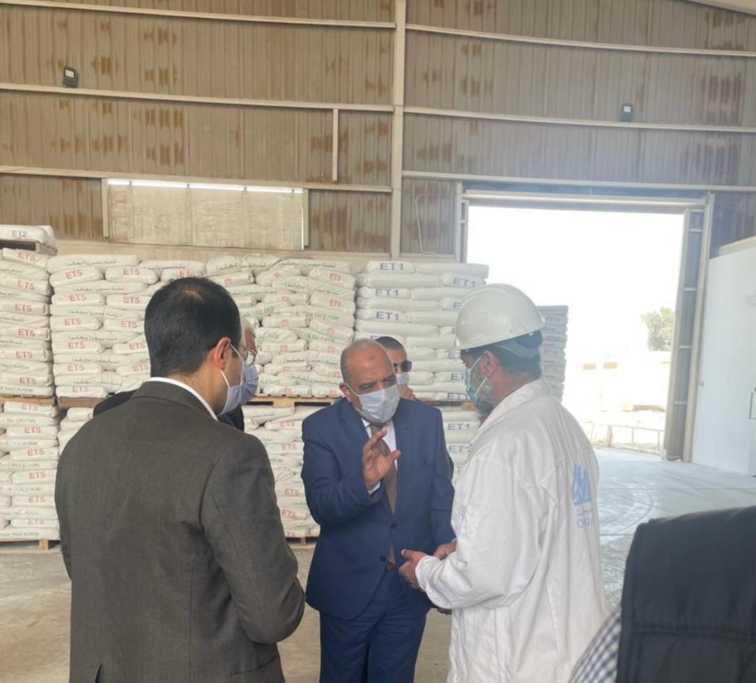 وزير قطاع الأعمال العام يزور مصانع شركة
