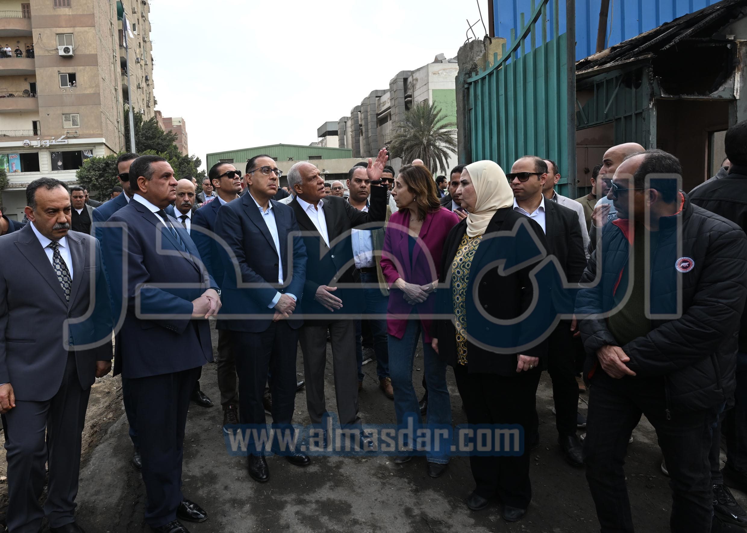 رئيس الوزراء يتفقد موقع حريق العمرانية
