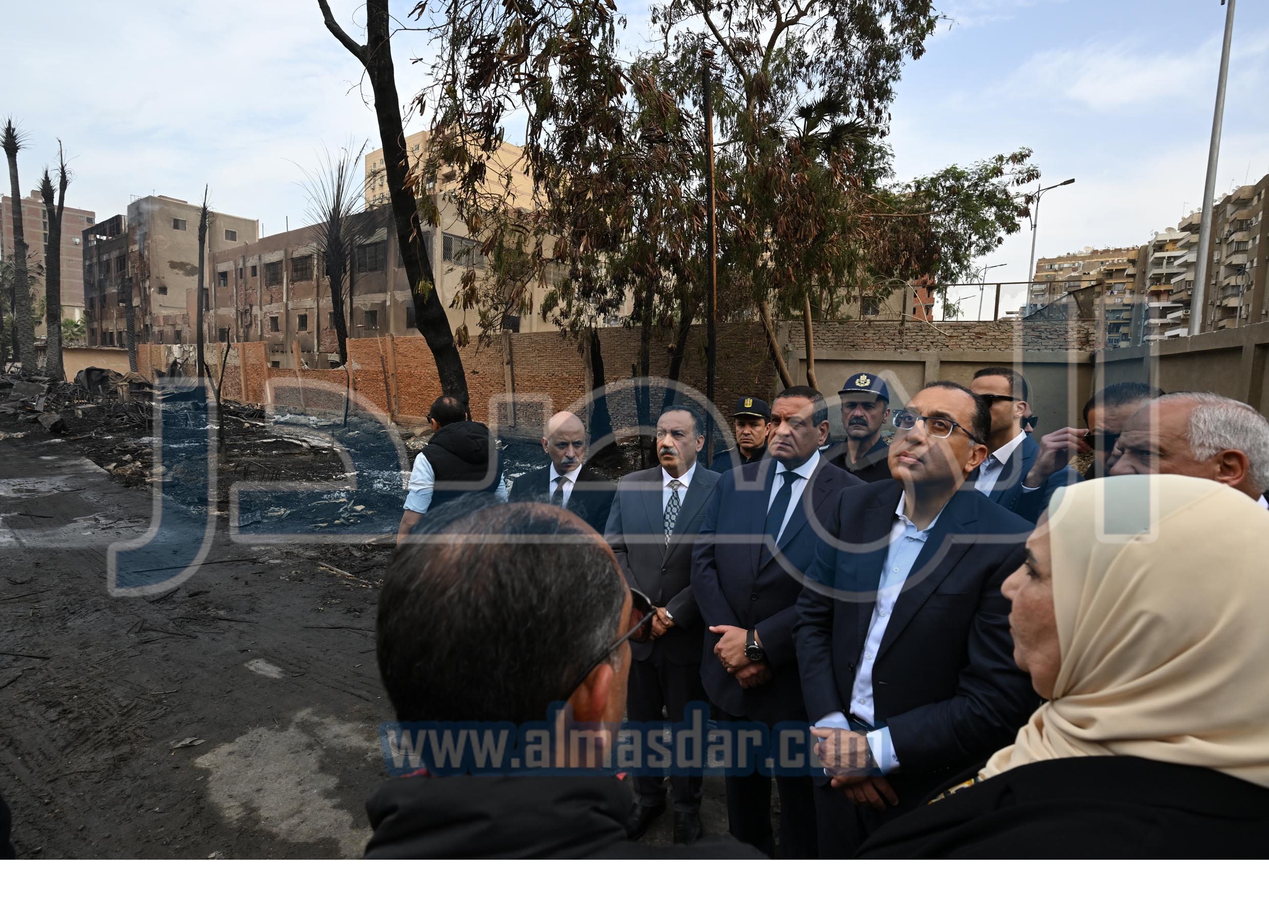 رئيس الوزراء يتفقد موقع حريق العمرانية