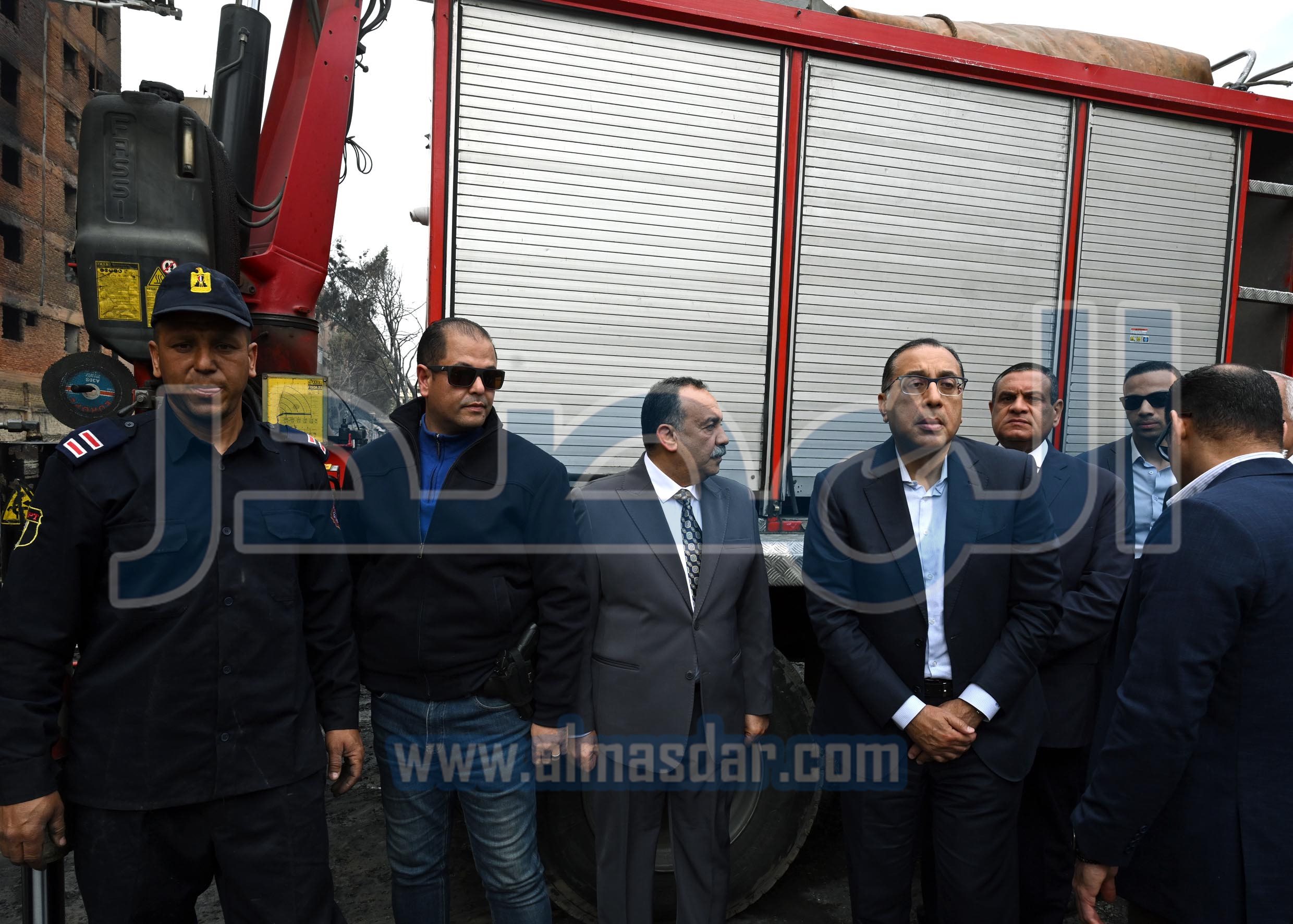 رئيس الوزراء يتفقد موقع حريق العمرانية