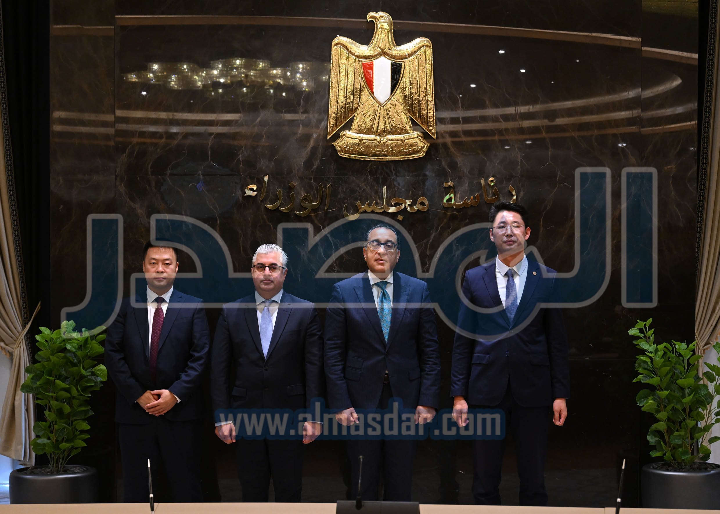 مدبولي يشهد توقيع عقد نقل حق انتفاع أرض لشركة