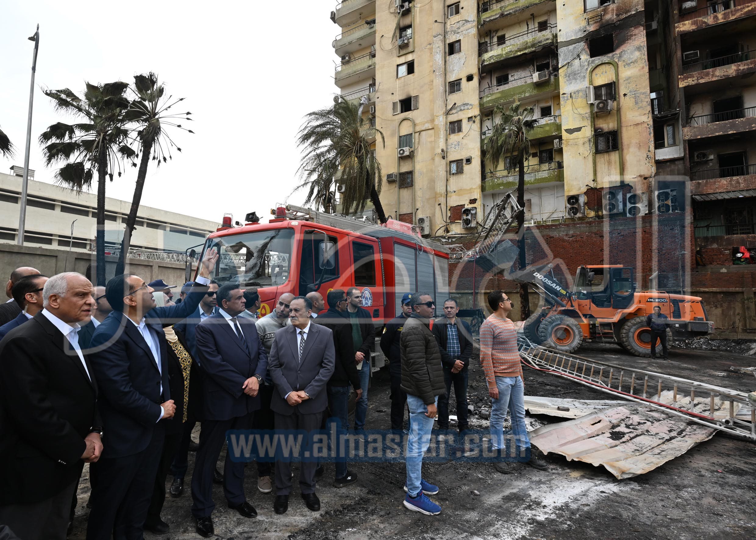 رئيس الوزراء يتفقد موقع حريق العمرانية