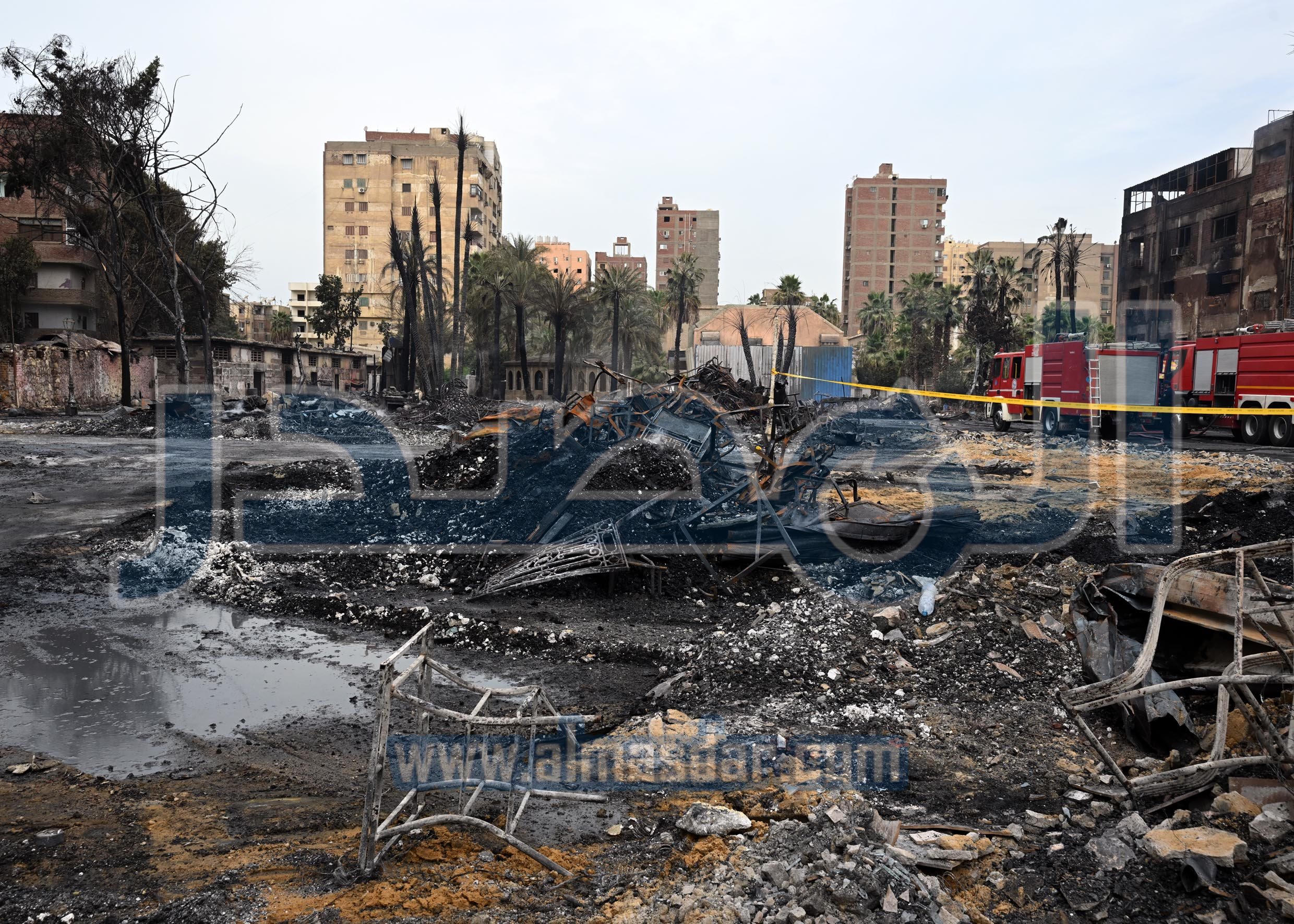 رئيس الوزراء يتفقد موقع حريق العمرانية