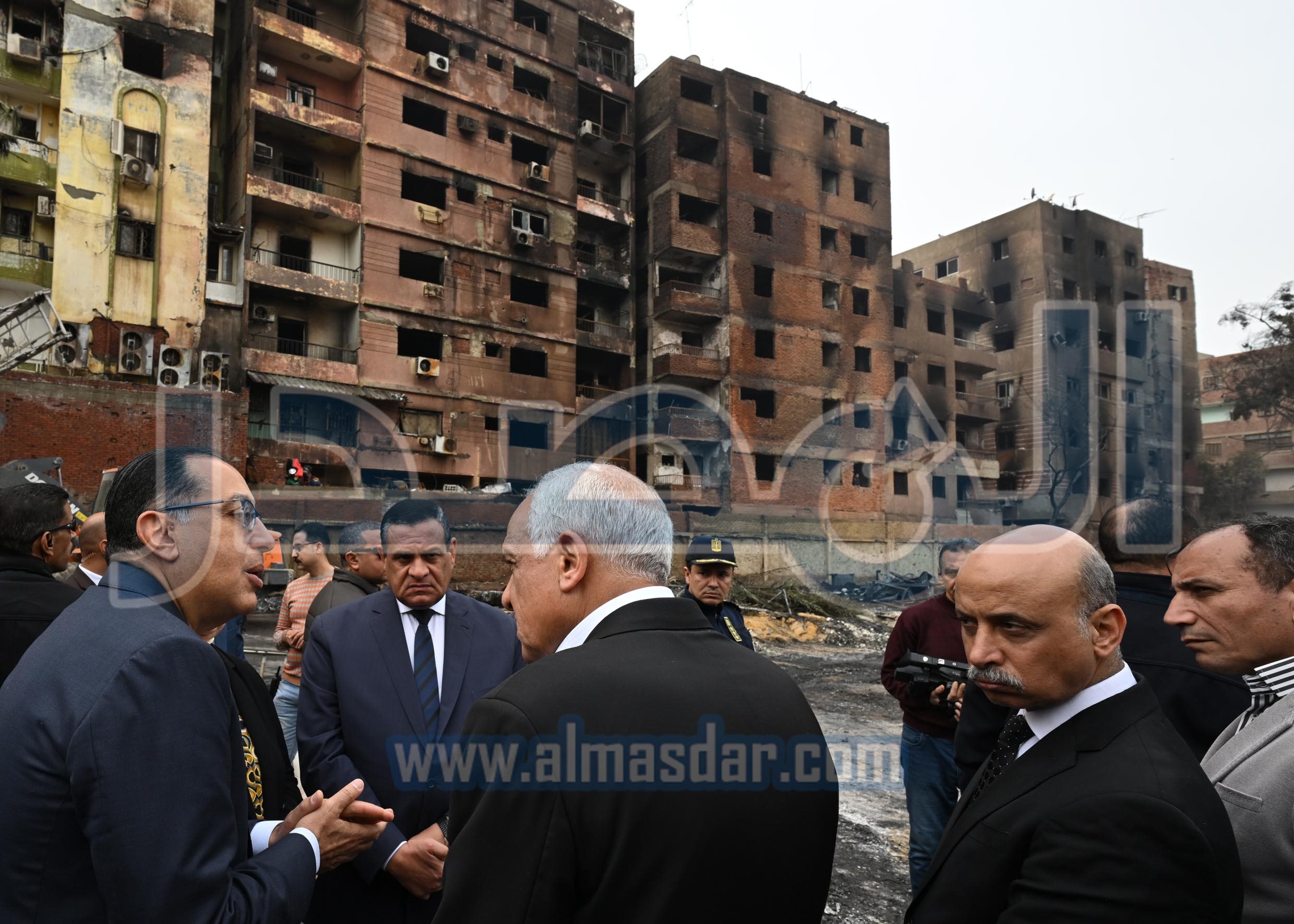 رئيس الوزراء يتفقد موقع حريق العمرانية