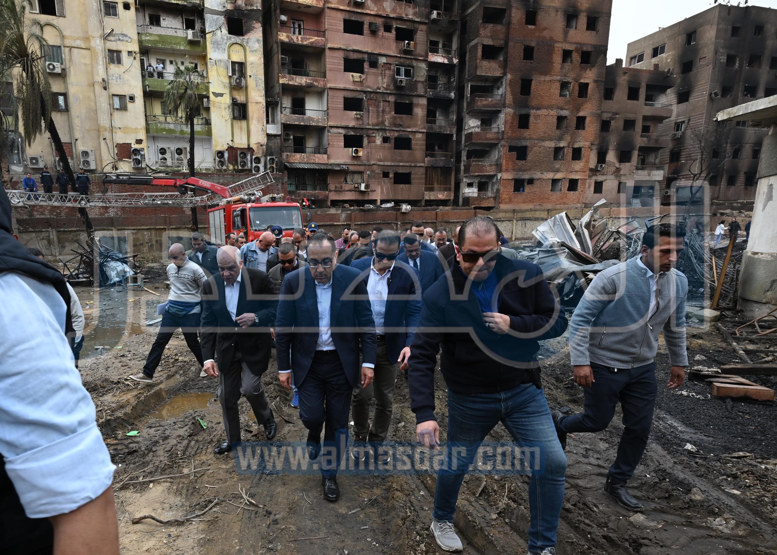 رئيس الوزراء يتفقد موقع حريق العمرانية