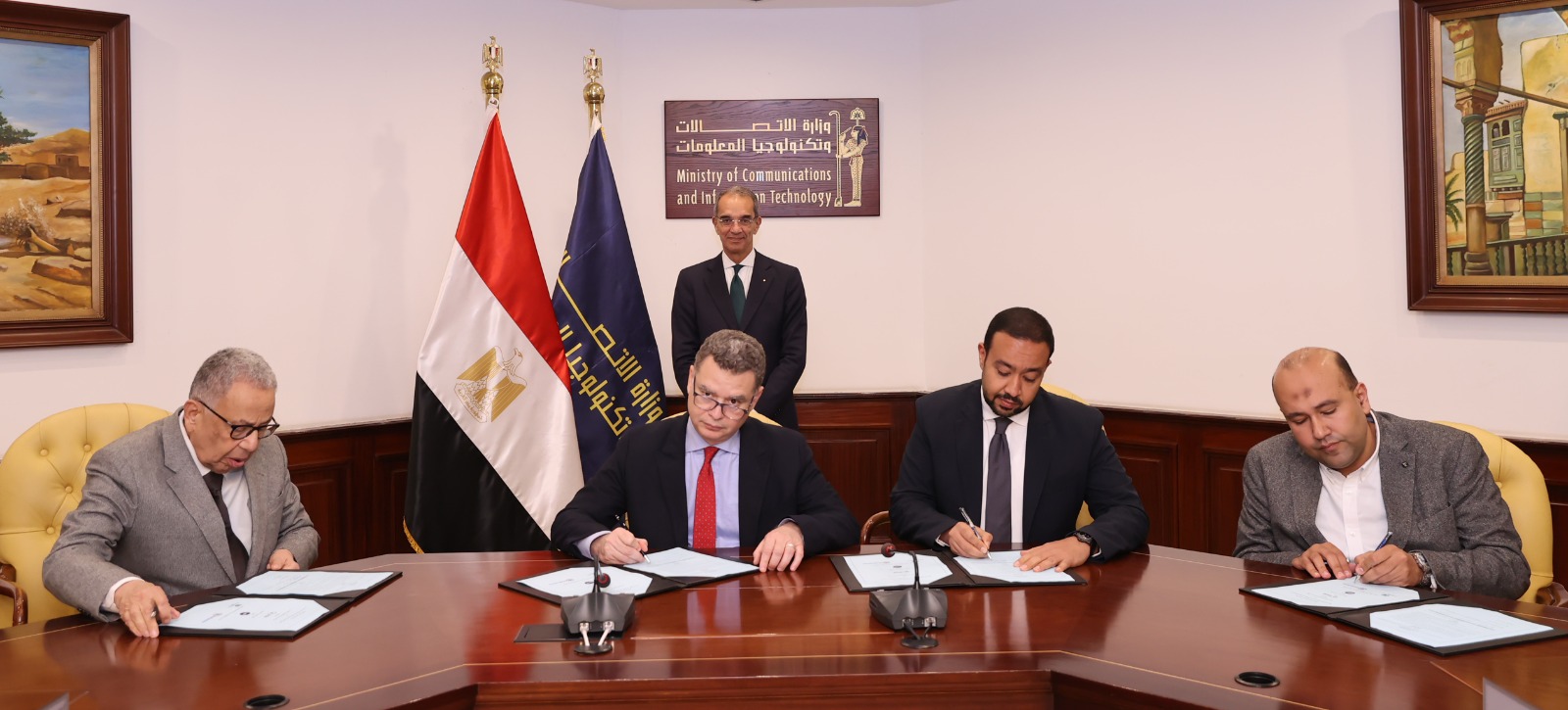 توقيع عقود مشروع تصميم وتطوير راوتر الداعمة للإنترنت الأرضى فائق السرعة