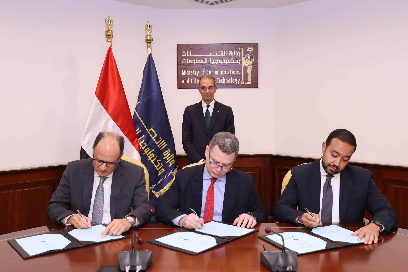 توقيع عقود مشروع تصميم وتطوير راوتر الداعمة للإنترنت الأرضى فائق السرعة