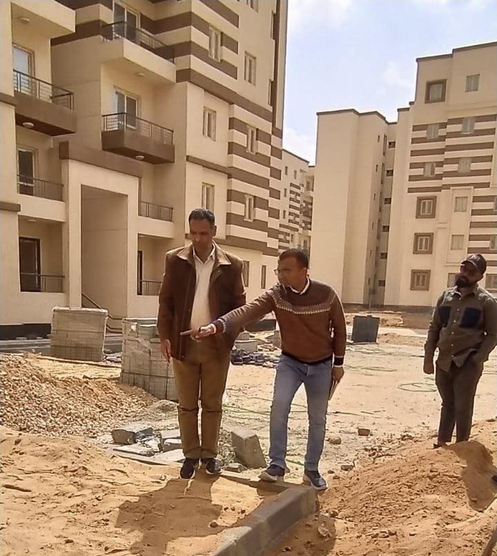 وزير الإسكان يتابع مشروعات البنية التحتية بالمدن الجديدة