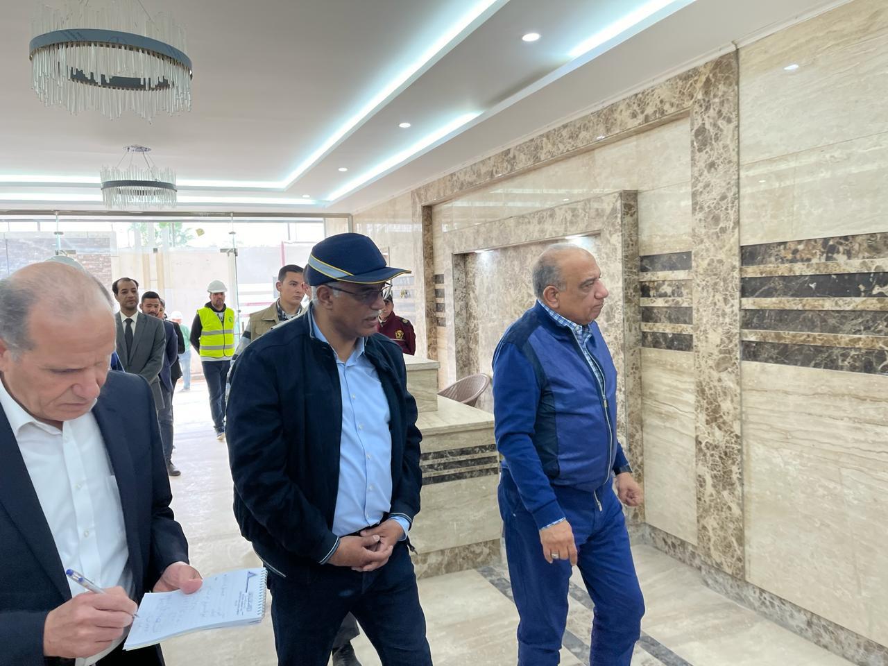 وزير قطاع الأعمال العام يستعرض مشروعات التطوير العقاري