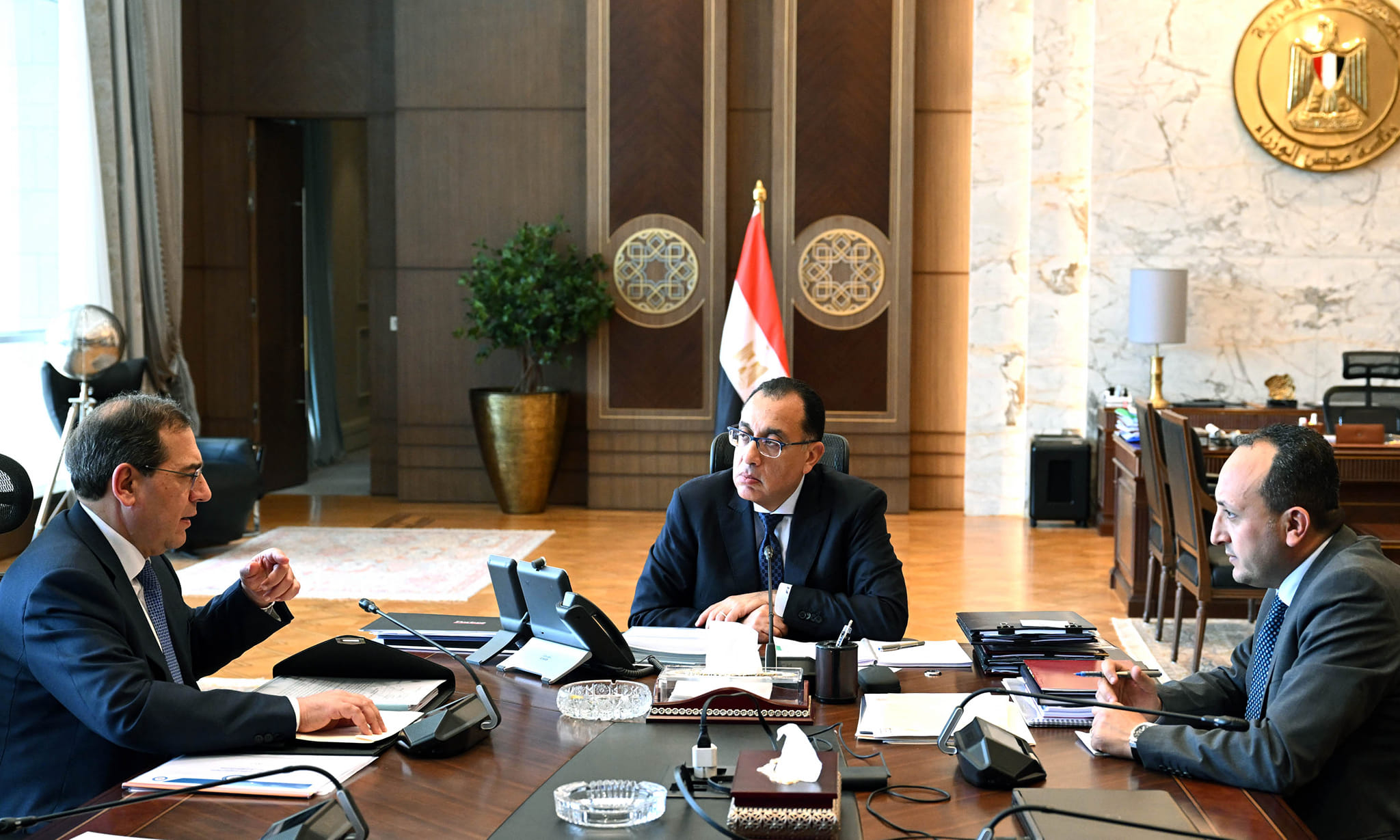 رئيس الوزراء مع وزير البترول