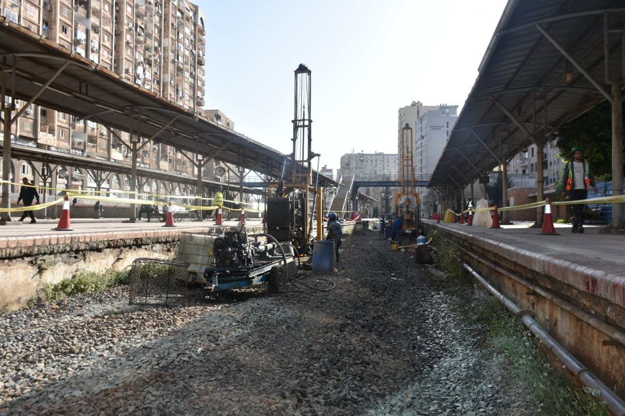 وزير النقل يتفقد مشروع المرحلة الأولى من مترو الإسكندرية 