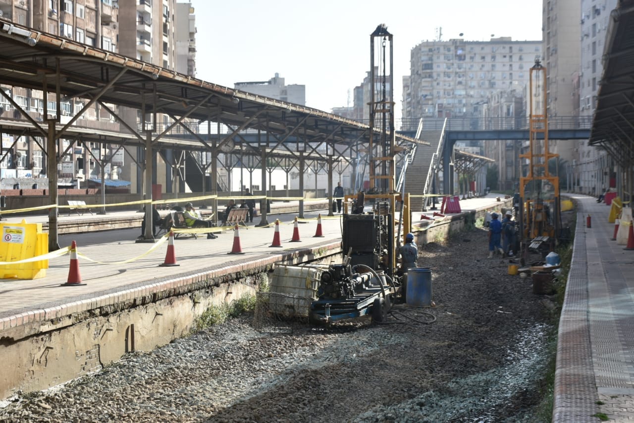 وزير النقل يتفقد مشروع المرحلة الأولى من مترو الإسكندرية 