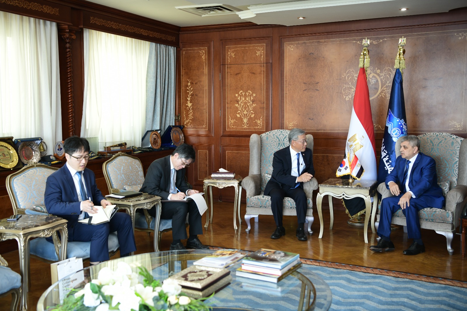 الفريق أسامة ربيع يلتقي السفير الكوري