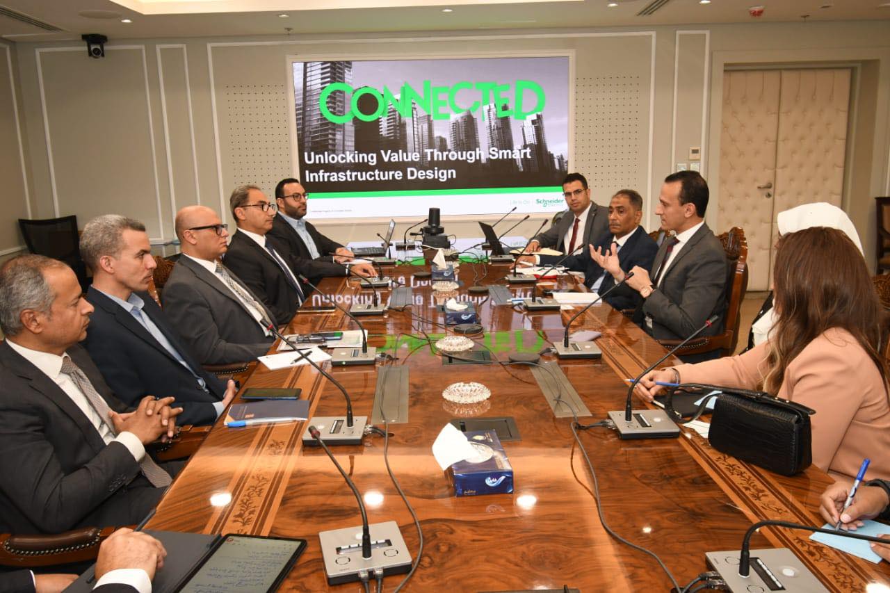 مساعد وزير الإسكان يبحث مع ممثلى شركة