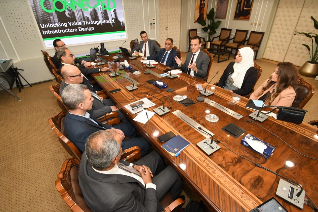 مساعد وزير الإسكان يبحث مع ممثلى شركة