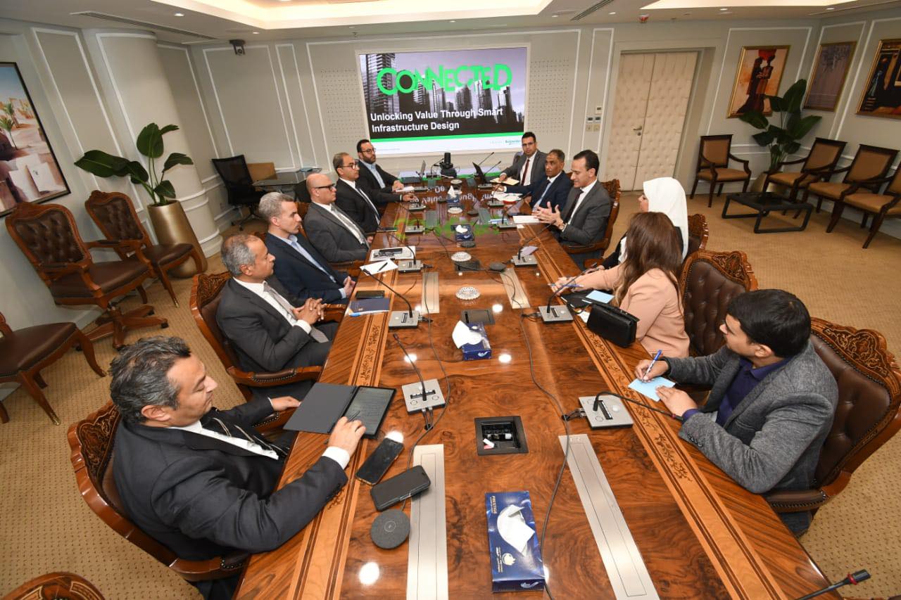 مساعد وزير الإسكان يبحث مع ممثلى شركة