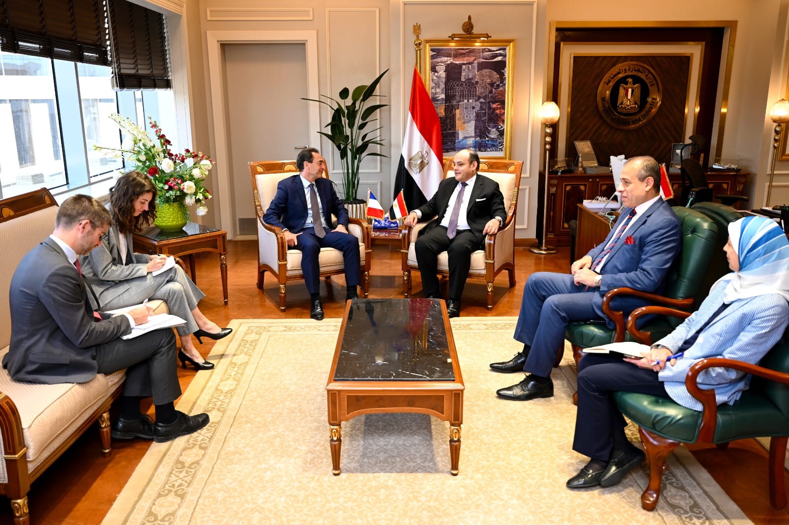وزير التجارة والصناعة يلتقي السفير الفرنسي بالقاهرة