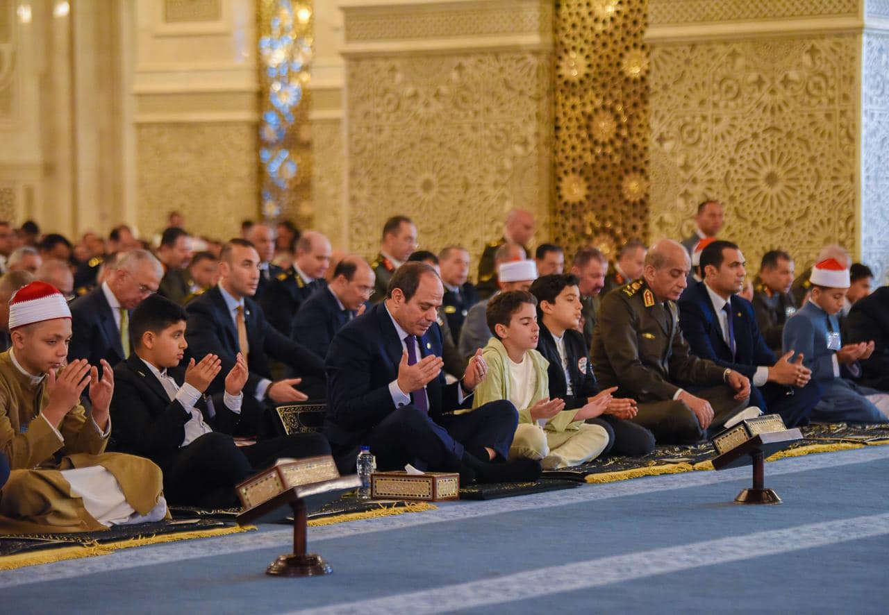 الرئيس السيسي يؤدى صلاة عيد الفطر بمسجد مصر الكبير