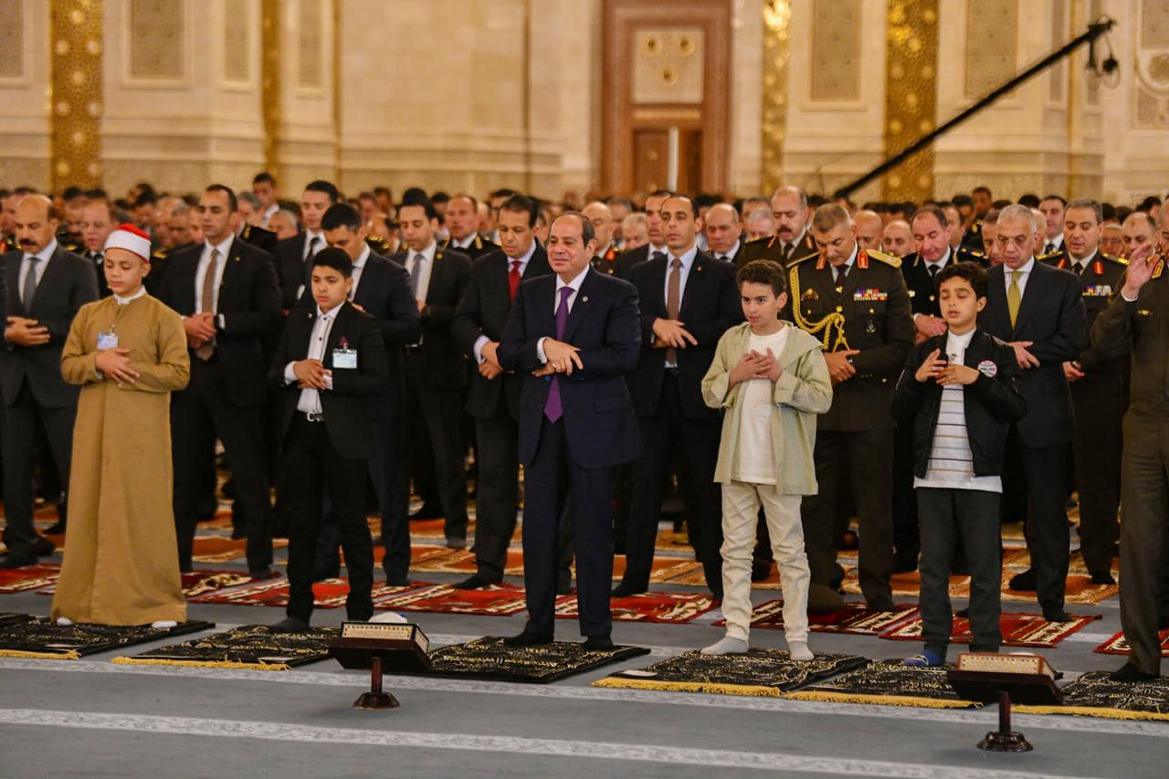 الرئيس السيسي يؤدى صلاة عيد الفطر بمسجد مصر الكبير