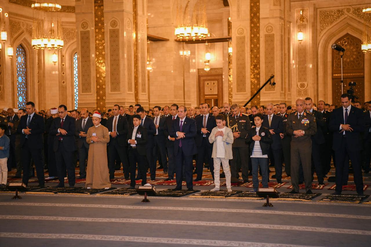 الرئيس السيسي يؤدى صلاة عيد الفطر بمسجد مصر الكبير